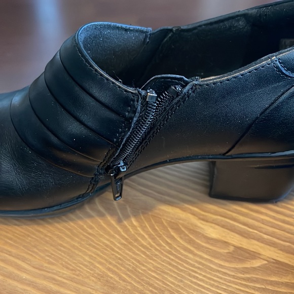 Clark Booties size 9 regular width. - Picture 4 of 6